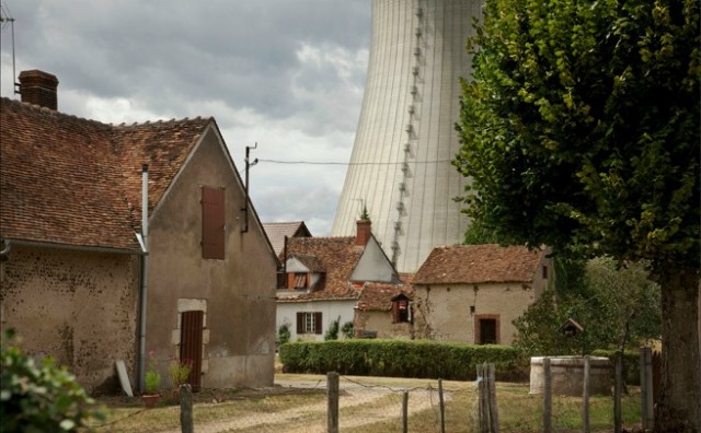 nuclear4 remier plan : le hameaux Les Guérets. Arrière plan : tours de refroidissement de la centrale de Dampierre-en-Burly / Micha Patault