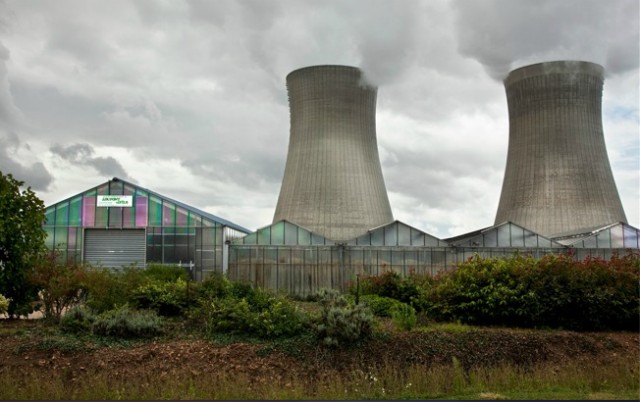nuclear6 Pépinière devant les tours de refroidissement de la centrale de Dampierre-en-Burly / Micha Patault